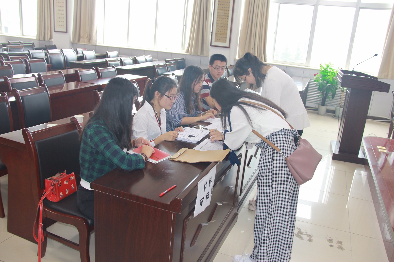 新生报道工作有条不紊的进行中.JPG 新生报道工作有条不紊的进行中.JPG